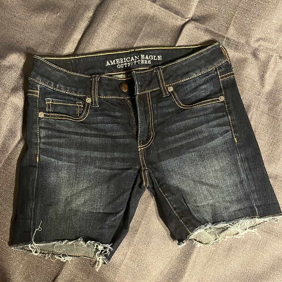 American Eagle Outfitters - Midi Jean shorts - Dark Wash - size 2 - Picture 1 of 4